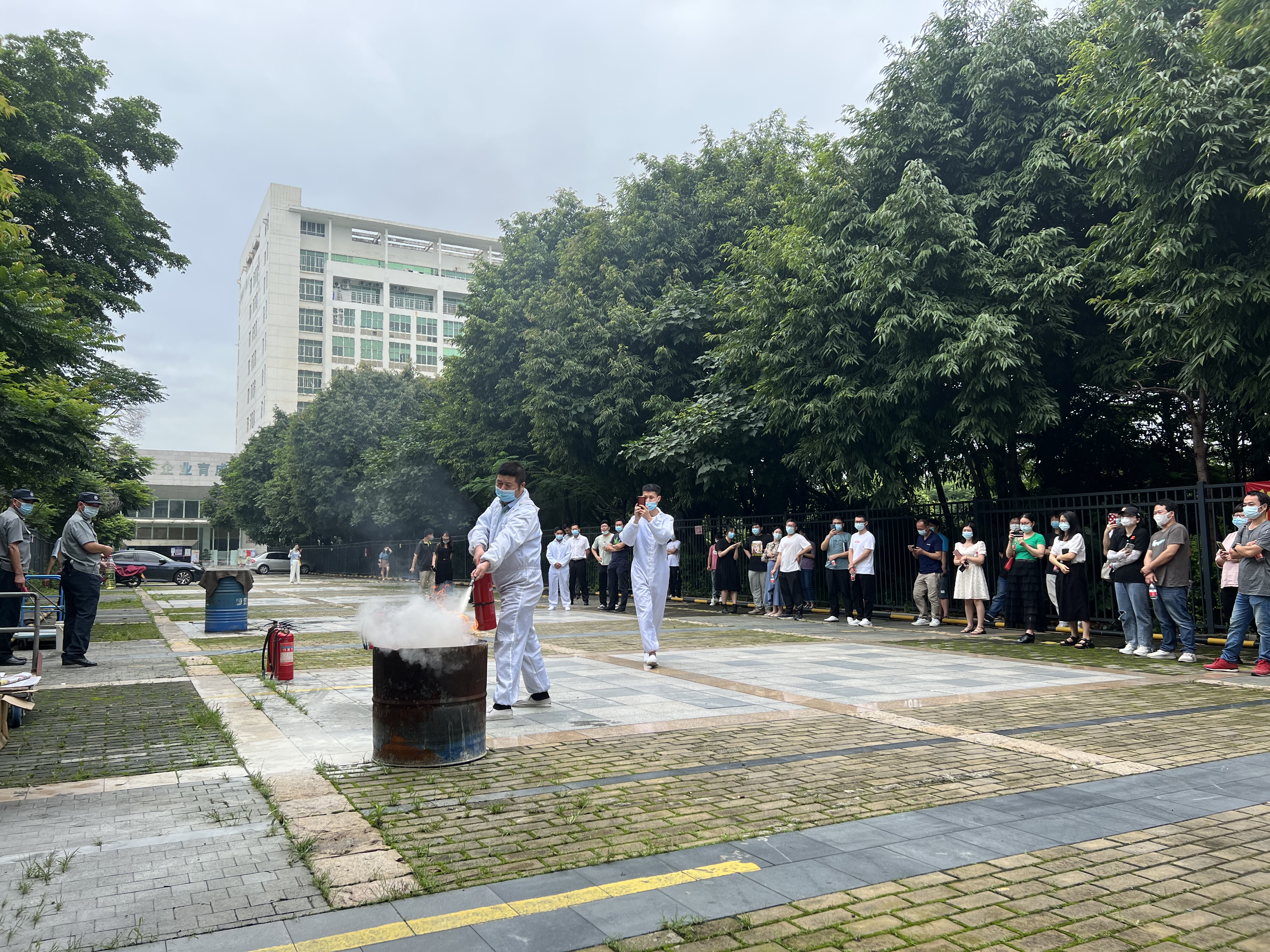 育成中心举办“安全生产月”消防演练